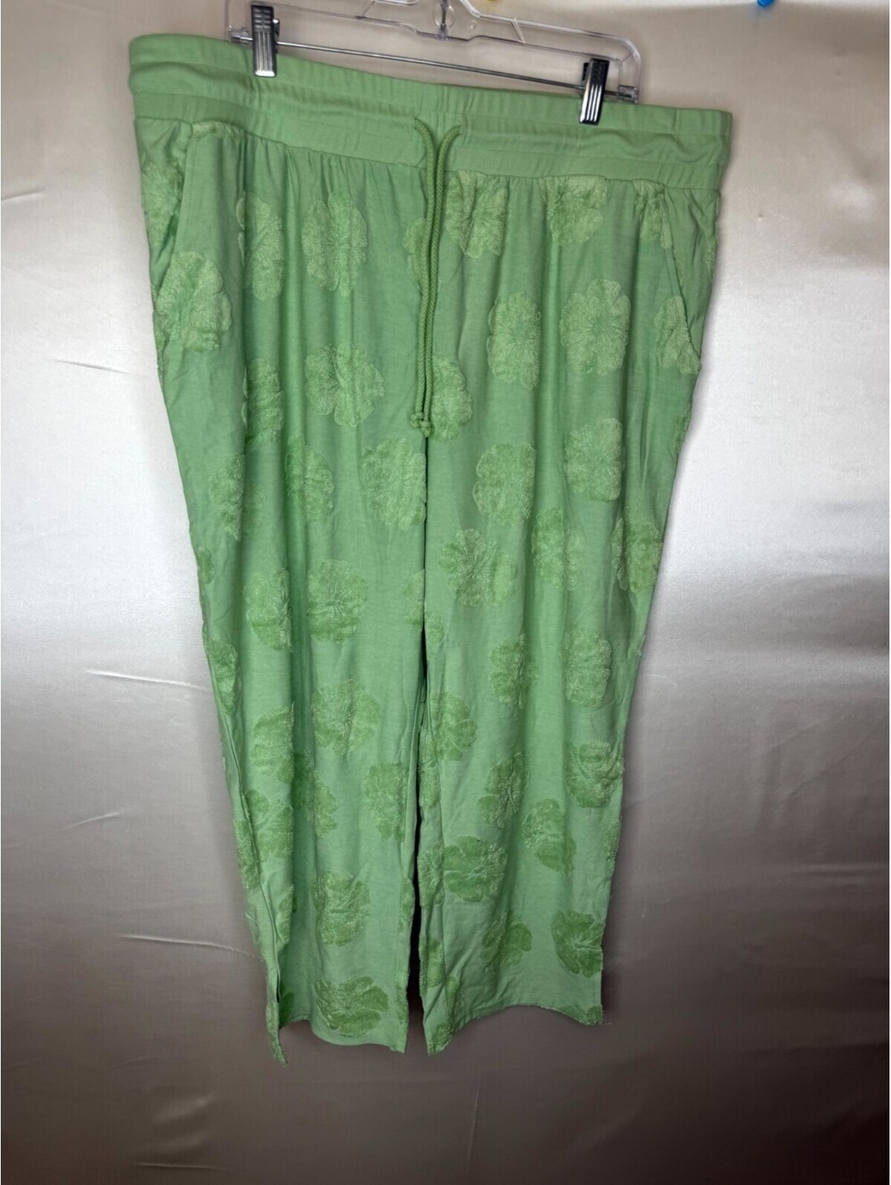 AnyBody Regular Jacquard French Terry Cropped Pant Floral Meadow Green, Size 1X - Picture 4 of 10